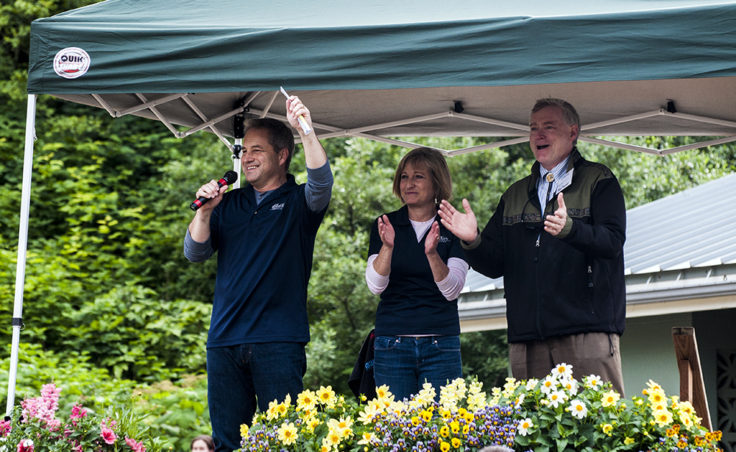 Governor Sean Parnell, Sandy Parnell and Lieutenant Governor Mead Treadwell welcome visitors to the picnic.