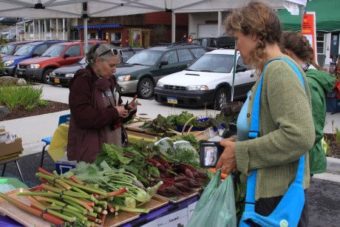 Lisa Sadleir-Hart distributes excess produce from her garden at Sitka’s Farmers Market. (SLFN photo)