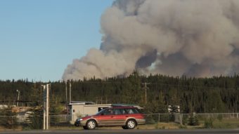 Smoke from a 20,000 acre wildfire looms over Ski Hill Road south of Soldotna. (Photo by Shaylon Cochran/KDLL)