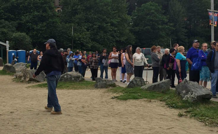 The line for food wrapped around the parking lot at Sandy Beach. (Photo by Sarah Yu/KTOO)