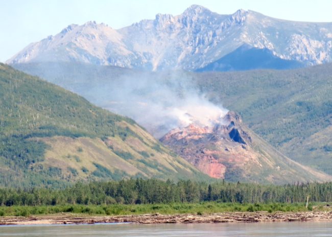 Smoke from the Windfall Mountain fire near the Tatonduk River about 25 miles from the town of Eagle. (Ned Rozell/Geophysical Institute at the University of Alaska Fairbanks ) 