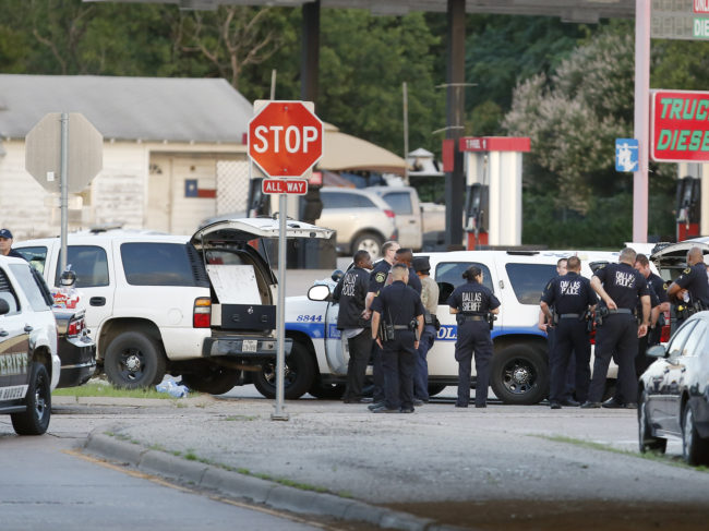 Police block the intersection of Dowdy Ferry Rd. and Interstate 45 during a standoff with a gunman barricaded inside a van in Hutchins, Texas. (Photo by Brandon Wade/AP)