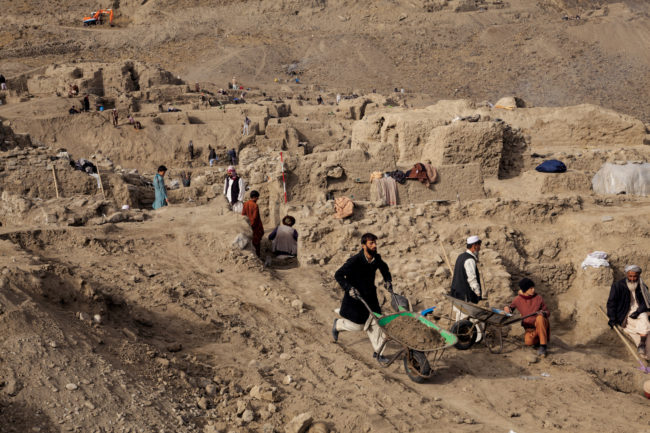 Villagers have been hired to help archaeologists with the excavation. © Simon Norfolk/National Geographic