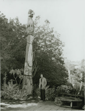 Vincent Price with Tuxican totem pole, circa 1950. (Image courtesy of Ketchikan Museum)