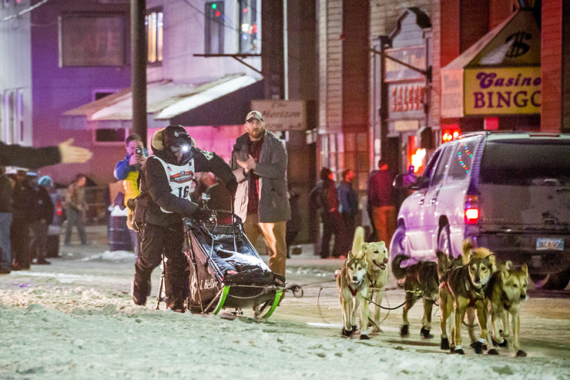 Dallas Seavey makes the final push to the Burled Arch in Nome on the way to his 2016 Iditarod victory. (Photo by David Dodman/KNOM)