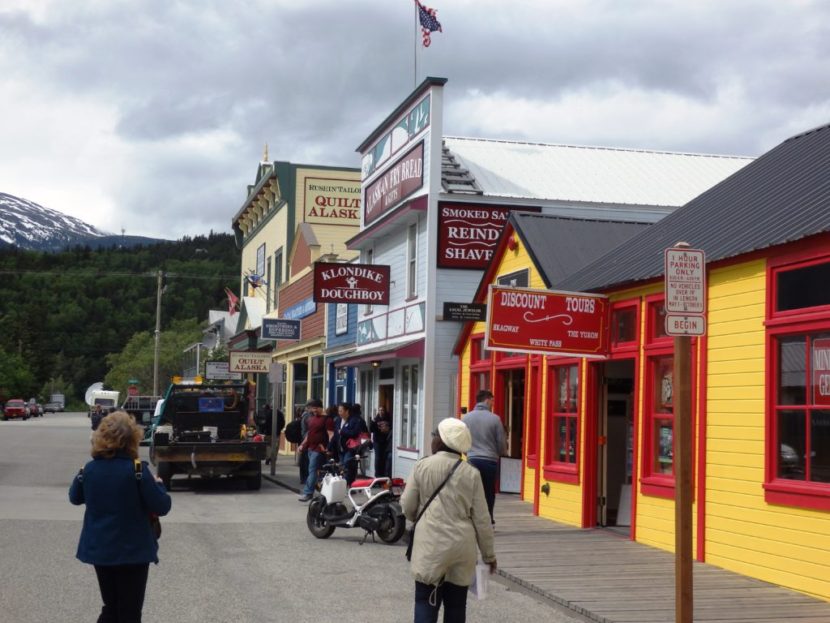 Cruise ship visitors browse Skagway shops on a May afternoon. (Photo by Emily Files/KHNS)