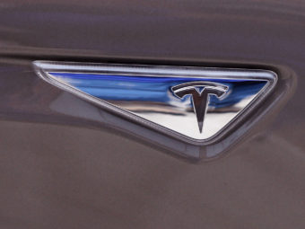 Tesla logo on the new Tesla Model S 70D