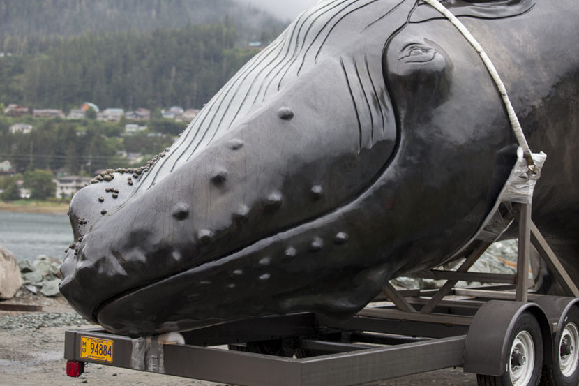 whale statue on trailer 20160808_RM099A