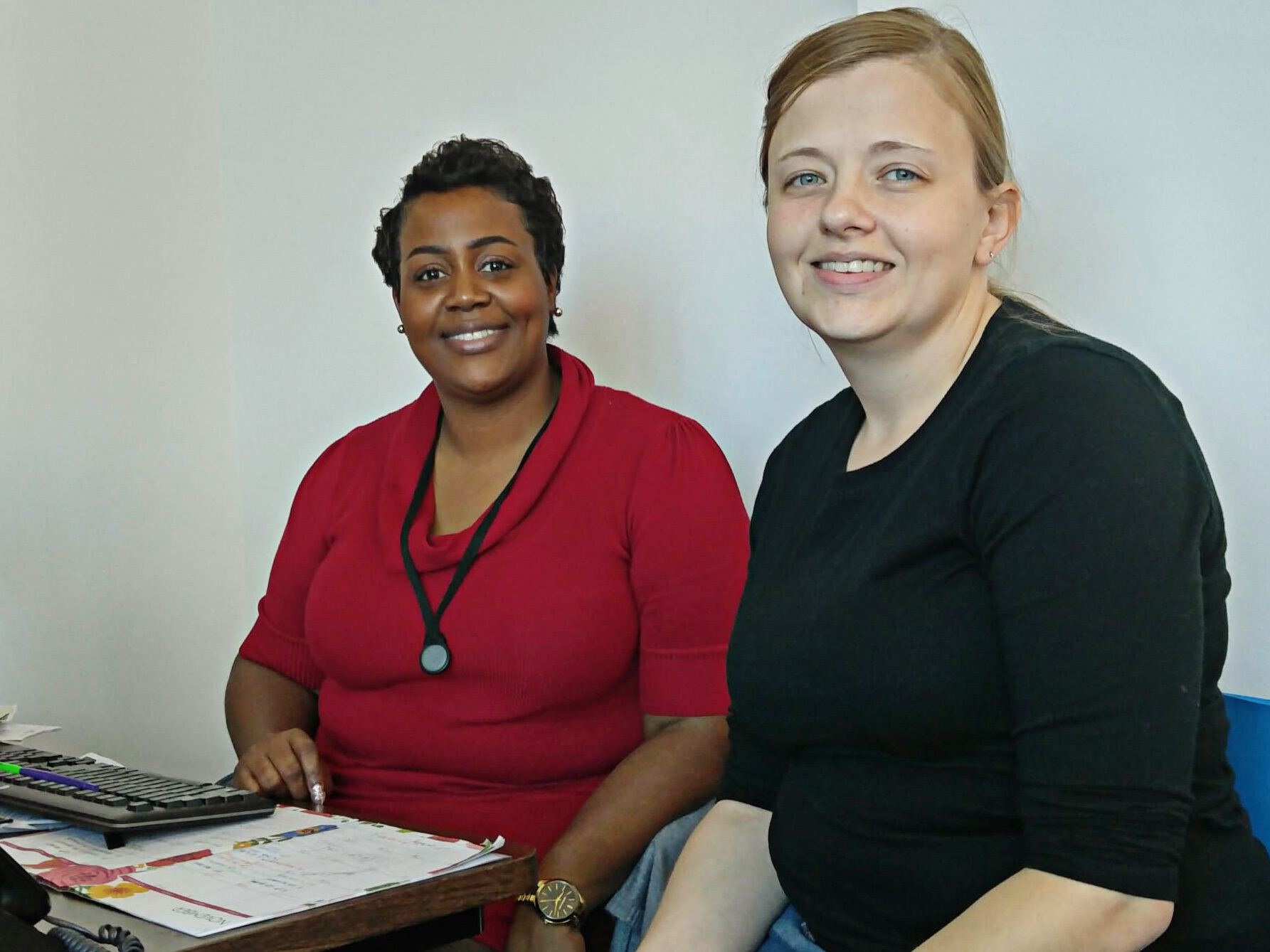 Sharita Moultrie, left, a navigator with the Palmetto Project, helps Stephanie Hickman enroll in an Obamacare plan in Columbia, S.C. (Photo by Phil Galewitz/Kaiser Health News)