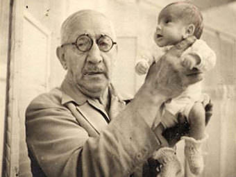 Dr. Martin Couney holds Beth Allen, one of his incubator babies, at Luna Park in Coney Island. This photo was taken in 1941.
