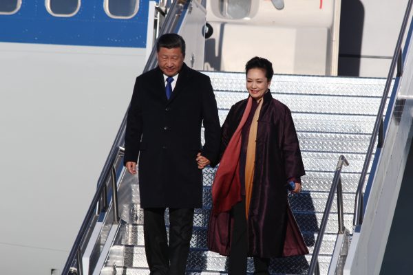 Chinese President Xi Jinping and First Lady Peng Liyuan arrive in Anchorage. They were greeted by Governor Walker and Lt. Gov. Mallott.