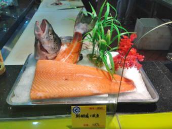 salmon-displayed-in-a-seafood-restaurant-in-china (Photo C/O Sea Grant)_