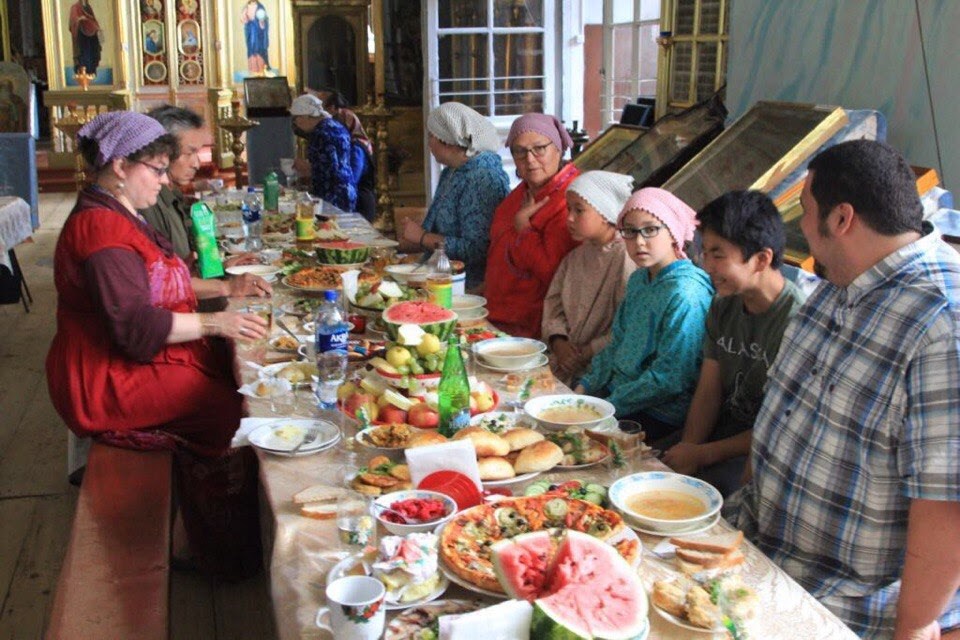 Sitting down for a meal in Russia (Photo courtesy Father Dimitrii Kultinov)