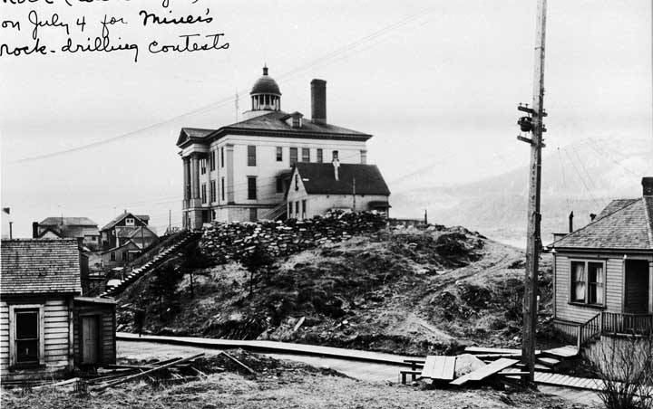 Juneau Courthouse, April 29, 1922. In Alaska's territorial, Juneau was the site of three legal executions. Seven years after the last man was hung, the territory banned capital punishment. (Photo used with permission by Alaska State Library Photo Collection, P01-1073)