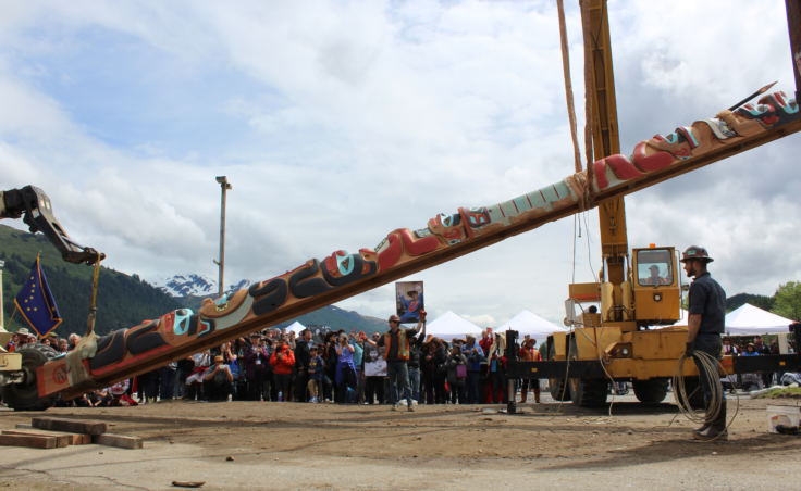 The Yanyeidì Gooch (wolf) totem pole is raised in Savikko Park on June 6, 2018. (Photo by Adelyn Baxter/KTOO)