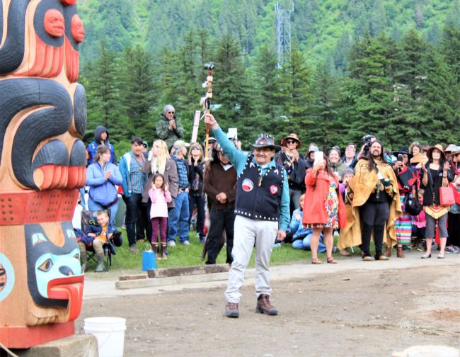 John Morris, a member of the Yanyeidí clan who once called the site home, raises his arm in triumph after helping to install the Gooch (wolf) totem pole at Savikko Park in Douglas. June 6, 2018. (Photo by Adelyn Baxter/KTOO)