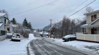Juneau's first big winter storm of 2021 brought a few inches of snow on Thursday, Nov. 18, 2021, in Juneau, Alaska. Forecasters say temperatures could drop into the teens going into the weekend. (Photo by Rashah McChesney/KTOO)