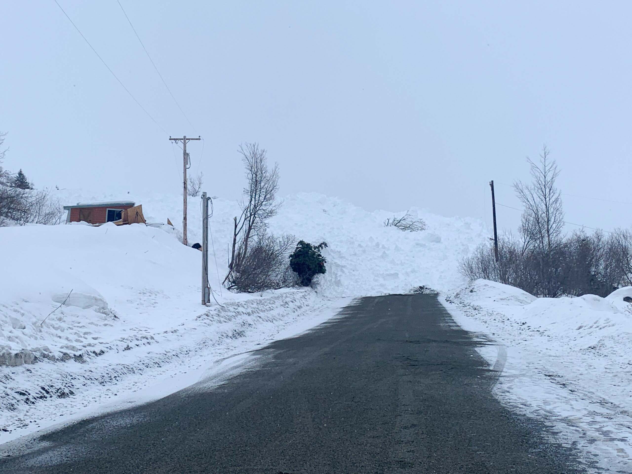 洋楽 Avalanche / Scratching at the surface Avalanche blocks traffic, knocks out power along major Eagle River