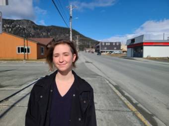 Photo portrait of a young woman standing by an empty street