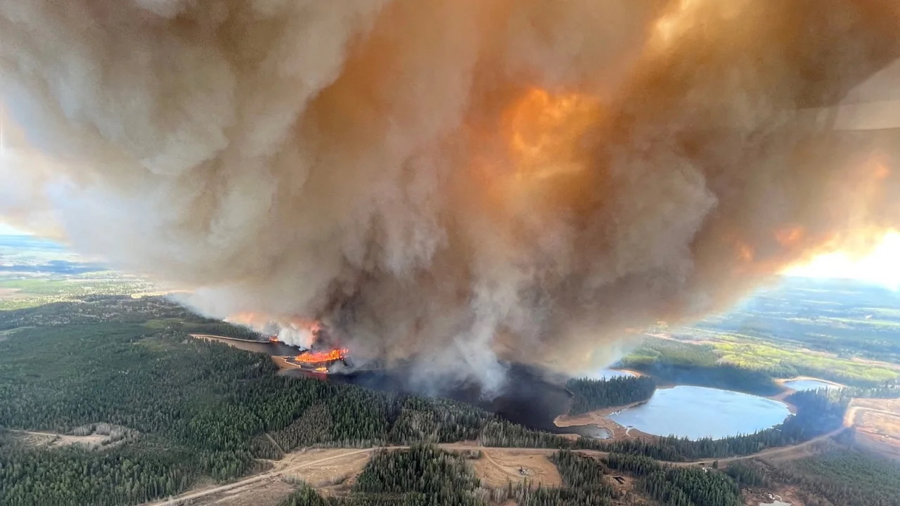 Alaska sends firefighters, air tanker to help with Alberta