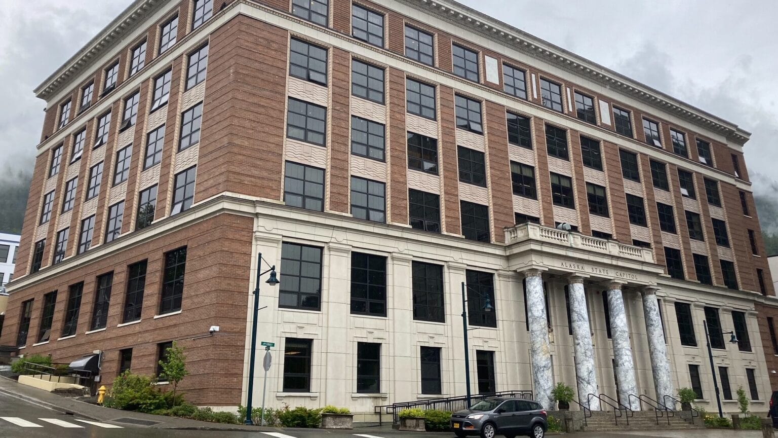 Alaska's Capitol among U.S. state houses targeted by Wednesday wave of 'hoax' bomb threats - Vimarsana News