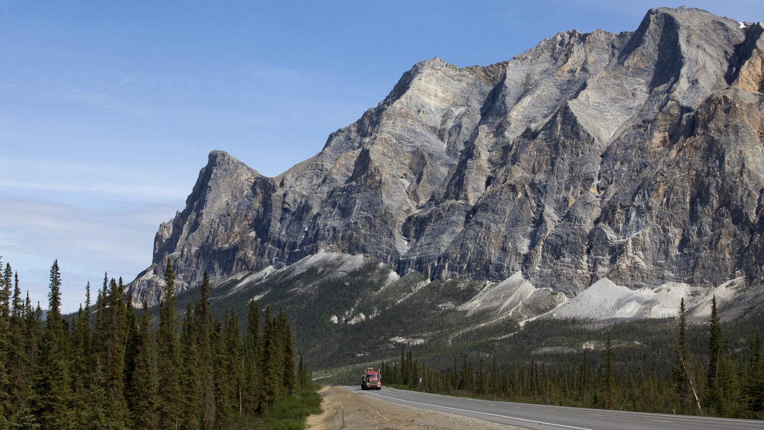 2 drivers bitten and injured by a wolf on the Dalton Highway near Coldfoot