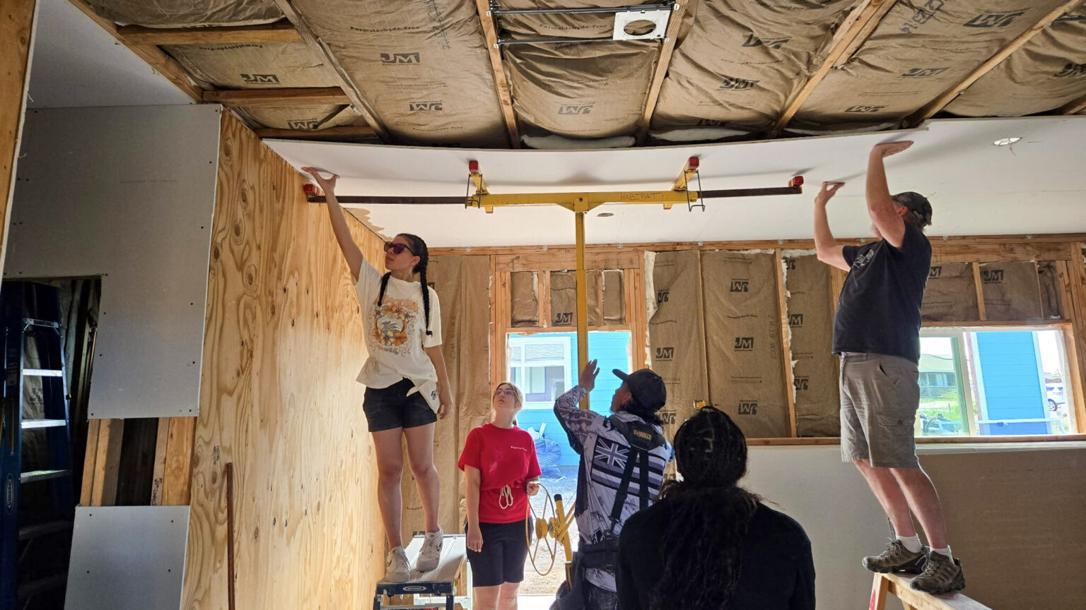 Juneau high schoolers travel to Hawaii to help rebuild homes destroyed by Lahaina wildfires